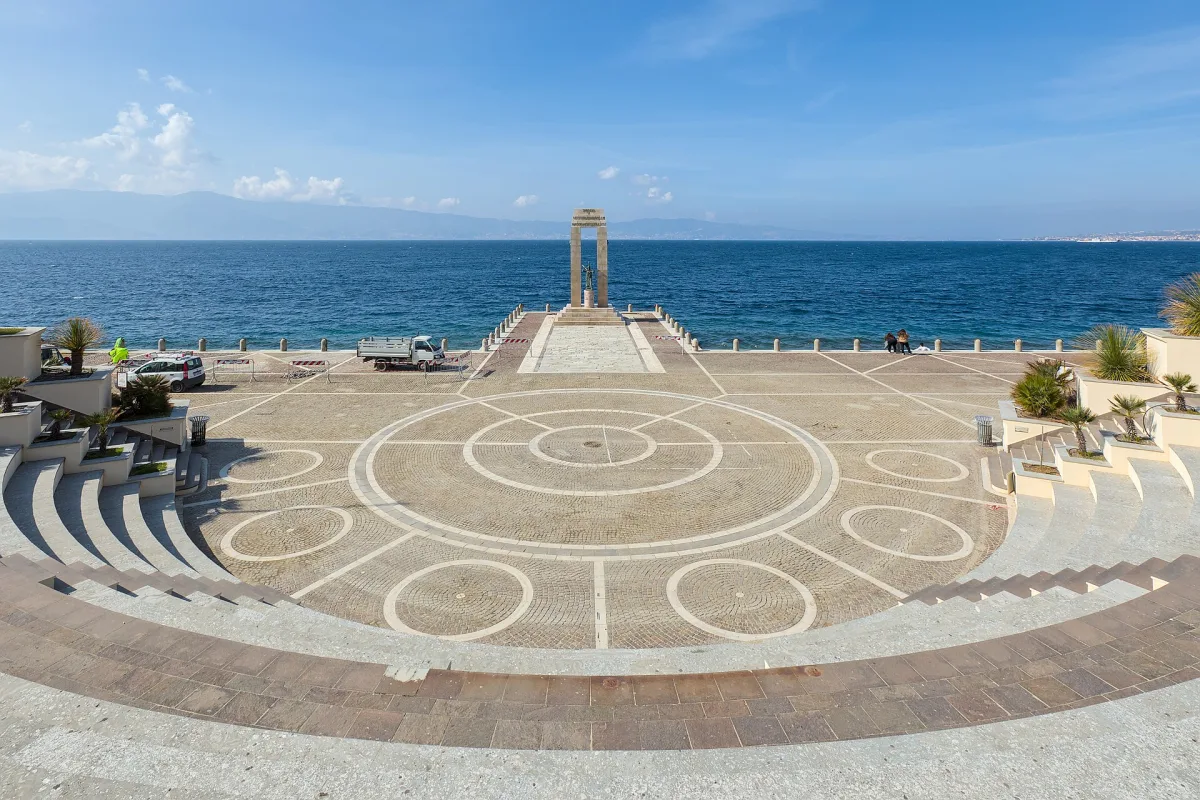 Arena dello Stretto e Statua di Athena Promachos