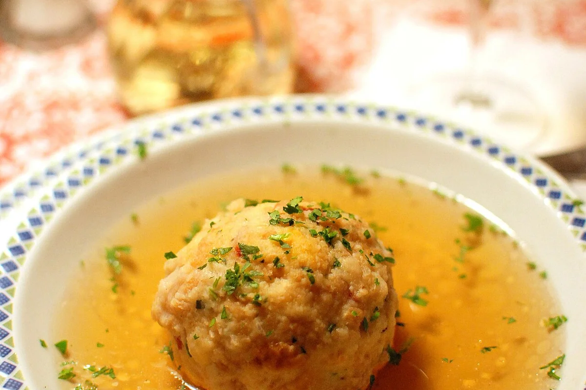 Canederli allo Speck in Brodo (Speckknödel)